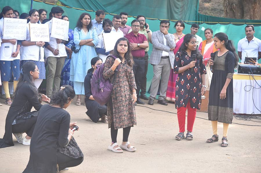 ಕೊಡಗು ವೈದ್ಯಕೀಯ ವಿಜ್ಞಾನ ಸಂಸ್ಥೆ ಬೋಧಕ ಆಸ್ಪತ್ರೆಯ ಕಿವಿ, ಮೂಗು ಮತ್ತು ಗಂಟಲು ವಿಭಾಗ ವತಿಯಿಂದ ‘ವಿಶ್ವ ಶ್ರವಣ ದಿನ’ ಪ್ರಯುಕ್ತ ಮಂಗಳವಾರ ಮಡಿಕೇರಿಯ ರಾಜಾಸೀಟು ಉದ್ಯಾನ ಆವರಣದಲ್ಲಿ ಶ್ರವಣದ ಮಹತ್ವ ಕುರಿತ ಬೀದಿನಾಟಕವನ್ನು ವಿದ್ಯಾರ್ಥಿಗಳು ‍ಪ್ರಸ್ತುತಪಡಿಸಿದರು