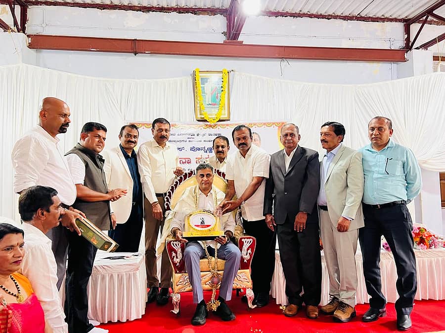 ವಿರಾಜಪೇಟೆಯಲ್ಲಿ ಗೌಡ ಸಮಾಜದಿಂದ ನಡೆದ ಕಾರ್ಯಕ್ರಮದಲ್ಲಿ ಶಾಸಕ ಎ.ಎಸ್.ಪೊನ್ನಣ್ಣ ಅವರನ್ನು ಸನ್ಮಾನಿಸಲಾಯಿತು