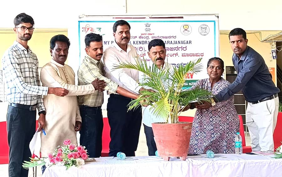 ಚಾಮರಾಜನಗರದ ಮನೋನಿಧಿ ಇನ್ಸ್ಟಿಟ್ಯೂಟ್ ಆಫ್ ನರ್ಸಿಂಗ್ ಕಾಲೇಜಿನಲ್ಲಿ ಮಂಗಳವಾರ ಕೇಂದ್ರ ಸರ್ಕಾರದ ಮೈ ಭಾರತ್ ಕೇಂದ್ರ ಹಾಗೂ ರಂಗವಾಹಿನಿ ಸಂಸ್ಥೆಯ ಸಹಯೋಗದಲ್ಲಿ ಏರ್ಪಡಿಸಿದ್ದ ರಾಷ್ಟ್ರೀಯ ವಿಜ್ಞಾನ ದಿನಾಚರಣೆಯನ್ನು ಭೋಗಾಪುರ ಸರ್ಕಾರಿ ಪ್ರಥಮ ದರ್ಜೆ ಕಾಲೇಜಿನ ಪ್ರಾಂಶುಪಾಲ ಡಾ.ಪಿ ದೇವರಾಜ್ ಉದ್ಘಾಟಿಸಿದರು