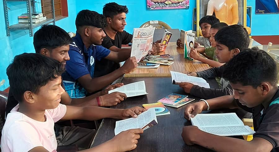 ಯಳಂದೂರು ತಾಲ್ಲೂಕಿನ ಕೆಸ್ತೂರು ಗ್ರಾಮದ ಅಂಬೇಡ್ಕರ್ ಭವನದಲ್ಲಿರುವ ಗ್ರಂಥಾಲಯದಲ್ಲಿ ಓದುತ್ತಿರುವ ಮಕ್ಕಳು