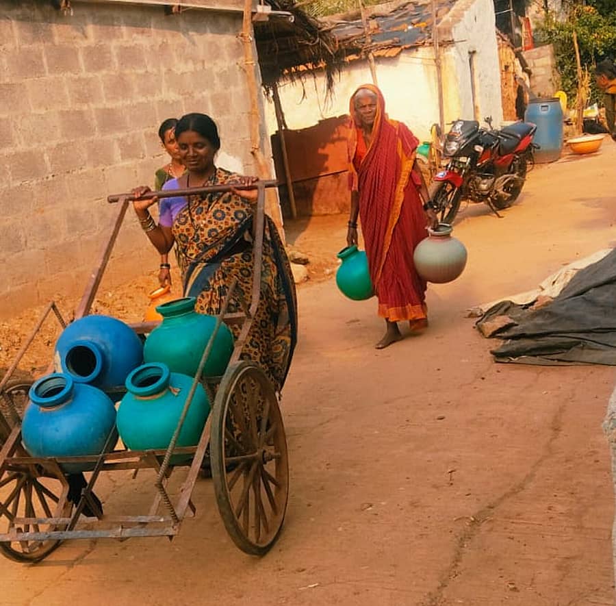 ಹಾವೇರಿ ಜಿಲ್ಲೆಯ ರಾಣೆಬೆನ್ನೂರು ತಾಲ್ಲೂಕಿನ ಕಜ್ಜರಿ ಪ್ಲಾಟ್ನ ನಿವಾಸಿಗಳು ನೀರು ತರಲು ದೂರದ ಜಮೀನುಗಳಿಗೆ ಹೊರಟಿರುವುದು