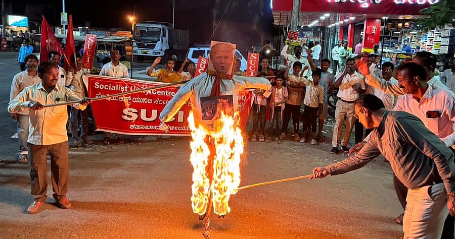 ಶಹಾಬಾದ್ ನಗರದ ಬಸವೇಶ್ವರ ವೃತ್ತದಲ್ಲಿ ಎಸ್‌ಯುಸಿಐ (ಸಿ) ಪಕ್ಷದ ಕಾರ್ಯಕರ್ತರು ಅಮೆರಿಕ – ಇಸ್ರೇಲ್ ಸೇರಿ ಇರಾನ್ ಮೇಲೆ ಮಾಡುತ್ತಿರುವ ದಾಳಿಯನ್ನು ವಿರೋಧಿಸಿ ಡೊನಾಲ್ಡ್ ಟ್ರಂಪ್ ಪ್ರತಿಕೃತಿಯನ್ನು ದಹಿಸಿ ಆಕ್ರೋಶ ಹೊರಹಾಕಿದರು