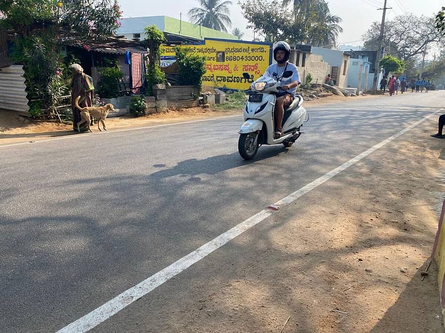 ಸಾಣಾಪುರ ಭಾಗದಲ್ಲಿ ವಿದೇಶಿ ಪ್ರಜೆಯೊಬ್ಬರು ಸ್ಕೂಟಿ ಚಲಾಯಿಸುತ್ತಿರುವುದು