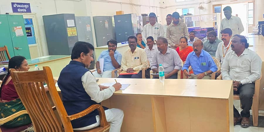 ಚಳ್ಳಕೆರೆ ನಗರಸಭೆಯಲ್ಲಿ ಅಧಿಕಾರಿಗಳೊಂದಿಗೆ ಶಾಸಕ ಟಿ.ರಘುಮೂರ್ತಿ ಸಭೆ ನಡೆಸಿದರು