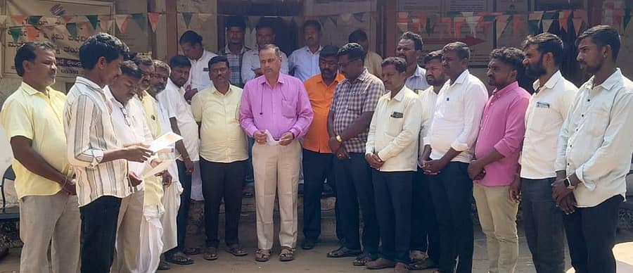 ಗಜೇಂದ್ರಗಡದ ತಹಶೀಲ್ದಾರ್‌ ಕಿರಣಕುಮಾರ ಕುಲಕರ್ಣಿ ಅವರಿಗೆ ಕರ್ನಾಟಕ ದಲಿತ ಸಂಘರ್ಷ ಸಮಿತಿ ಕಾರ್ಯಕರ್ತರು ಮನವಿ ಸಲ್ಲಿಸಿದರು