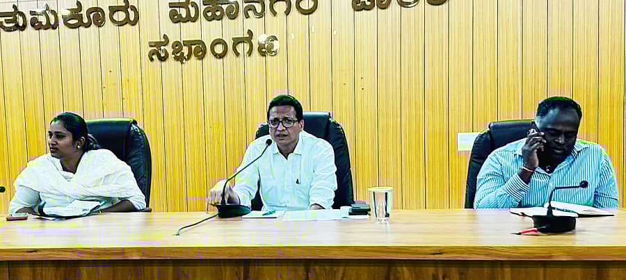 ತುಮಕೂರಿನಲ್ಲಿ ಮಂಗಳವಾರ ಶಾಸಕ ಜಿ.ಬಿ.ಜ್ಯೋತಿಗಣೇಶ್ ಸಭೆ ನಡೆಸಿದರು. ಮಹಾನಗರ ಪಾಲಿಕೆ ಆಯುಕ್ತರಾದ ಶುಭ, ಟೂಡಾ ಆಯುಕ್ತ ಉಮೇಶ್‌ಚಂದ್ರ ಉಪಸ್ಥಿತರಿದ್ದರು