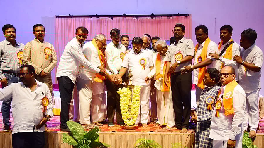 ಚಿತ್ರದುರ್ಗದ ವಾಲ್ಮೀಕಿ ಭವನದಲ್ಲಿ ಆಯೋಜಿಸಿದ್ದ ಯೋಗಿ ನಾರೇಯಣ ಯತೀಂದ್ರ (ಕೈವಾರ ತಾತಯ್ಯ) ಜಯಂತಿ ಕಾರ್ಯಕ್ರಮವನ್ನು ಆರ್.ಶಿವಣ್ಣ ಉದ್ಘಾಟಿಸಿದರು