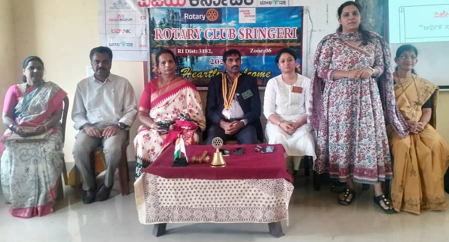 ಶೃಂಗೇರಿಯ ಮೆಣಸೆ ಸರ್ಕಾರಿ ಪ್ರಥಮ ದರ್ಜೆ ಕಾಲೇಜಿನಲ್ಲಿ ಆರ್ಥಿಕ ಸಾಕ್ಷರತೆ ಮತ್ತು ಆರ್ಥಿಕ ನಿರ್ವಹಣೆ ಕಾರ್ಯಕ್ರಮದಲ್ಲಿ ಲೆಕ್ಕ ಪರಿಶೋಧಕಿ ಸುರಕ್ಷಾ ಶ್ಯಾನುಬೋಗ್ ಮಾತನಾಡಿದರು