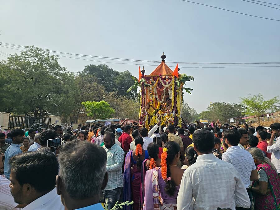 ಪಾವಗಡ ತುಮಕೂರು ರಸ್ತೆಯ ಕಣಿವೆ ಲಕ್ಷ್ಮಿನರಸಿಂಹಸ್ವಾಮಿ ರಥೋತ್ಸವ ನಡೆಯಿತು