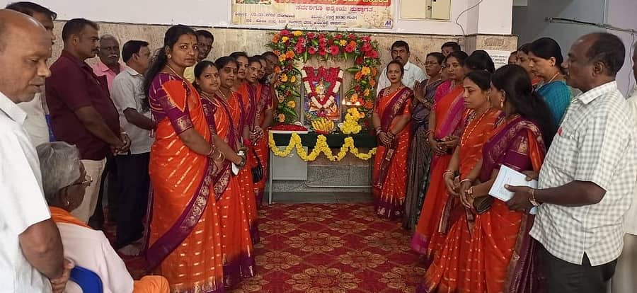 ರಾಮನಗರದ ಕಂದಾಯ ಭವನದಲ್ಲಿರುವ ಕನ್ನಡ ಮತ್ತು ಸಂಸ್ಕೃತಿ ಇಲಾಖೆ ಕಚೇರಿಯಲ್ಲಿ ಮಂಗಳವಾರ ಕೈವಾರ ತಾತಯ್ಯ ಜಯಂತಿ ಜರುಗಿತು. ಇಲಾಖೆಯ ಸಹಾಯಕ ನಿರ್ದೇಶಕ ಕೆ. ಸತೀಶ್, ಬಲಿಜ ಸಮುದಾಯದ ಮುಖಂಡರಾದ ಕಿಶೋರ್ ನಾಯ್ಡು, ಕೃಷ್ಣ, ಬಾಲರಾಜು, ಸುಶ್ಮಿತಾ ಹಾಗೂ ಇತರರು ಇದ್ದಾರೆ