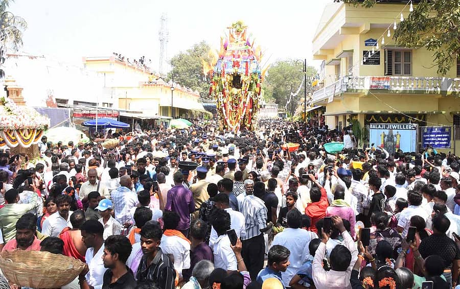 ತುಮಕೂರು ತಾಲ್ಲೂಕಿನ ದೇವರಾಯನದುರ್ಗದಲ್ಲಿ ಮಂಗಳವಾರ ಲಕ್ಷ್ಮಿನರಸಿಂಹಸ್ವಾಮಿ ರಥೋತ್ಸವ ನೆರವೇರಿತು