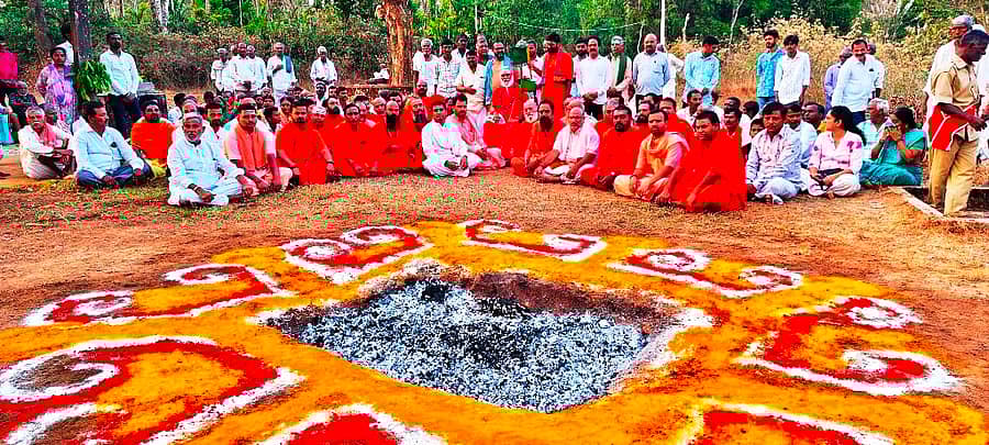 ಬಾಳೆಹೊನ್ನೂರಿನ ರಂಭಾಪುರಿ ಪೀಠದ ಬಸವನಕೂಗು ಬಸವಣ್ಣನ ದೇವಸ್ಥಾನದ ಪರಿಸರದಲ್ಲಿ ರಂಭಾಪುರಿ ಸ್ವಾಮೀಜಿ ನೇತೃತ್ವದಲ್ಲಿ ಕೆಂಡಾರ್ಚನೆ ನಡೆಯಿತು‌