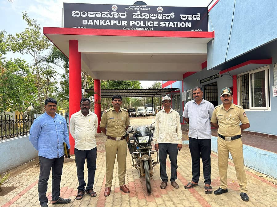 ನಕಲಿ ಚಿನ್ನ ಮಾರಾಟ ಮಾಡಿದ್ದ ಆರೋಪಿ ರಾಮಪ್ಪ ಕಡೆಯಿಂದ ಜಪ್ತಿ ಮಾಡಲಾದ ಬೈಕ್ ಜೊತೆ ಬಂಕಾಪುರ ಠಾಣೆ ಪೊಲೀಸರ ತಂಡ