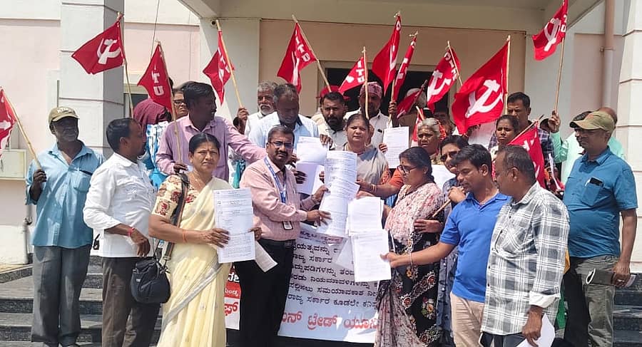 ಕೇಂದ್ರದ ಹೊಸ ನಾಲ್ಕು ಕಾರ್ಮಿಕ ಸಂಹಿತೆಗಳನ್ನು ರಾಜ್ಯ ಸರ್ಕಾರ ಅಂಗೀಕರಿಸಬಾರದು ಎಂದು ಒತ್ತಾಯಿಸಿ ಸಿಐಟಿಯು ಕಾರ್ಯಕರ್ತರು ಮಂಡ್ಯ ನಗರದ ಕಾರ್ಮಿಕ ನಿರೀಕ್ಷಕ ಸ್ವಾಮಿ ಅವರಿಗೆ ಮಂಗಳವಾರ ಮನವಿ ಸಲ್ಲಿಸಿದರು