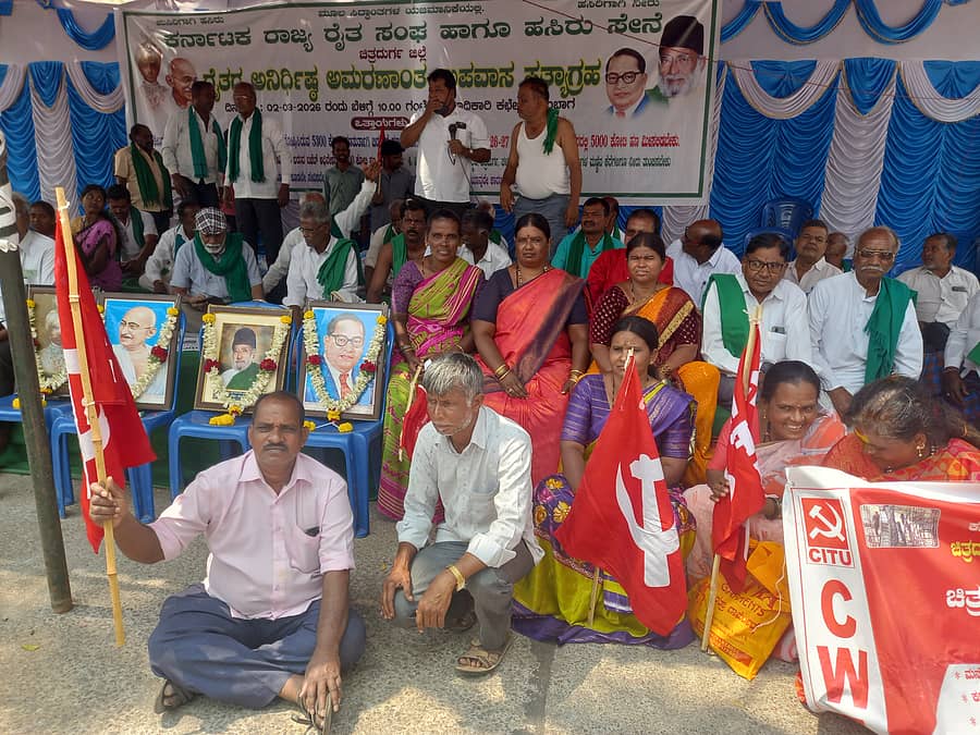 ಭದ್ರಾ ಮೇಲ್ದಂಡೆ ಯೋಜನೆ ಪೂರ್ಣಗೊಳಿಸಲು ಅನುದಾನ ಬಿಡುಗಡೆ ಮಾಡುವಂತೆ ಕೋರಿ ಚಿತ್ರದುರ್ಗದಲ್ಲಿ ರೈತ ಸಂಘ ಹಾಗೂ ಹಸಿರು ಸೇನೆ ನಡೆಸುತ್ತಿರುವ ಹೋರಾಟಕ್ಕೆ ಮಂಗಳವಾರ ವಿವಿಧ ಸಂಘಟನೆಗಳು ಬೆಂಬಲ ನೀಡಿದವು