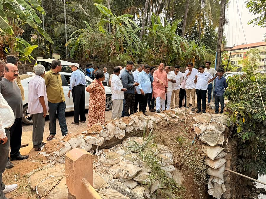 ಮಂಗಳೂರು ದಕ್ಷಿಣ ವಿಧಾನ ಸಭಾ ಕ್ಷೇತ್ರದಲ್ಲಿ ಮಳೆಹಾನಿಯಿಂದ ತೊಂದರೆಗೀಡಾದ ಪ್ರದೇಶಗಳಿಗೆ ವಿಧಾನ ಪರಿಷತ್ ಸದಸ್ಯ ಐವನ್ ಡಿಸೋಜ ಭೇಟಿ ನೀಡಿದರು