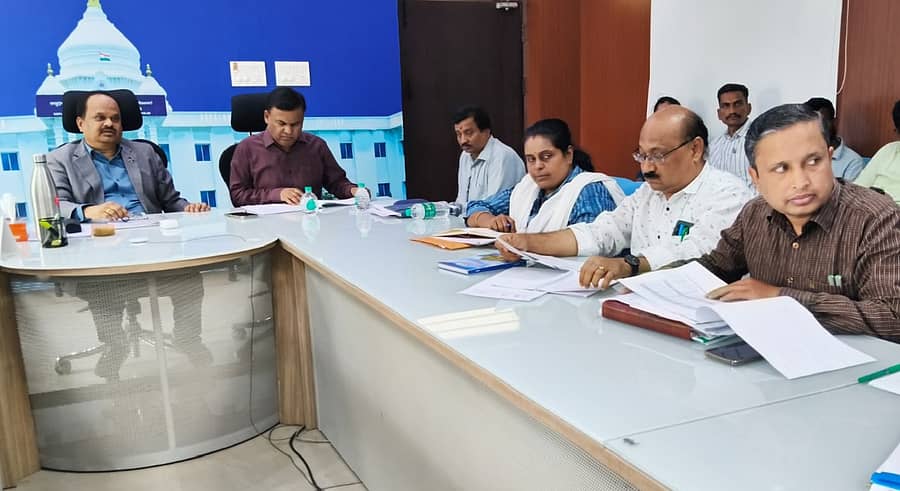 ಕೋಲಾರದಲ್ಲಿ ಸೋಮವಾರ ಜಿಲ್ಲಾಧಿಕಾರಿ ಎಂ.ಆರ್.ರವಿ ನೇತೃತ್ವದಲ್ಲಿ ಸಭೆ ನಡೆಯಿತು