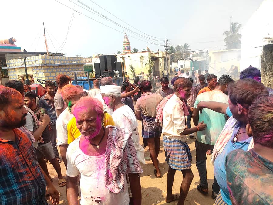 ಲಕ್ಷ್ಮೇಶ್ವರ ತಾಲ್ಲೂಕು ಯಲ್ಲಾಪುರ ಗ್ರಾಮಸ್ಥರು ಮಂಗಳವಾರ ಹೋಳಿ ಹುಣ್ಣಿಮೆ ನಿಮಿತ್ತ ಪರಸ್ಪರ ಬಣ್ಣ ಎರಚಿ ಸಂಭ್ರಮಿಸಿದರು 