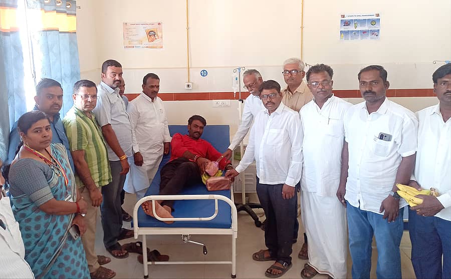 ಕೆಂಭಾವಿ ಸಮುದಾಯ ಆರೋಗ್ಯ ಕೇಂದ್ರದಲ್ಲಿ ಮಂಗಳವಾರ ಜಿಲ್ಲಾ ಉಸ್ತುವಾರಿ ಸಚಿವ ಶರಣಬಸಪ್ಪ ದರ್ಶನಾಪುರ ಅವರ 65ನೇ ಜನ್ಮ ದಿನಾಚರಣೆ ಅಂಗವಾಗಿ ರೋಗಿಗಳಿಗೆ ಹಣ್ಣು, ಬ್ರೆಡ್, ಹಾಲು ವಿತರಿಸಲಾಯಿತು