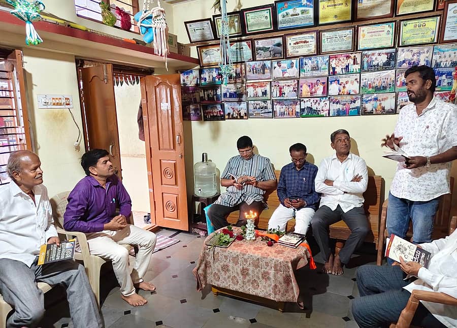 ಲಿಂಗಸುಗೂರು ಸಮೀಪದ ಕರಡಕಲ್ ಗ್ರಾಮದಲ್ಲಿ ನಡೆದ ಮನೆಗೊಂದು ಗ್ರಂಥಾಲಯ ಕಾರ್ಯಕ್ರಮದಲ್ಲಿ ಕಥೆಗಾರ ಶರಣಬಸವ ಕೆ.ಗುಡದಿನ್ನಿ ಮಾತನಾಡಿದರು