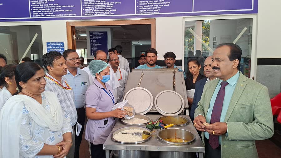 ಕರ್ನಾಟಕ ರಾಜ್ಯ ಆಹಾರ ಆಯೋಗದ ಅಧ್ಯಕ್ಷ ಡಾ. ಎಚ್. ಕೃಷ್ಣ ಅವರು ಕಾರವಾರ ಜಿಲ್ಲಾ ಆಸ್ಪತ್ರೆಗೆ ದಾಖಲಾಗಿರುವ ರೋಗಿಗಳಿಗೆ ಕಳಪೆ ಗುಣಮಟ್ಟದ ಆಹಾರ ವಿತರಿಸುತ್ತಿರುವುದಕ್ಕೆ ತೀವ್ರ ಆಕ್ರೋಶ ವ್ಯಕ್ತಪಡಿಸಿದರು.