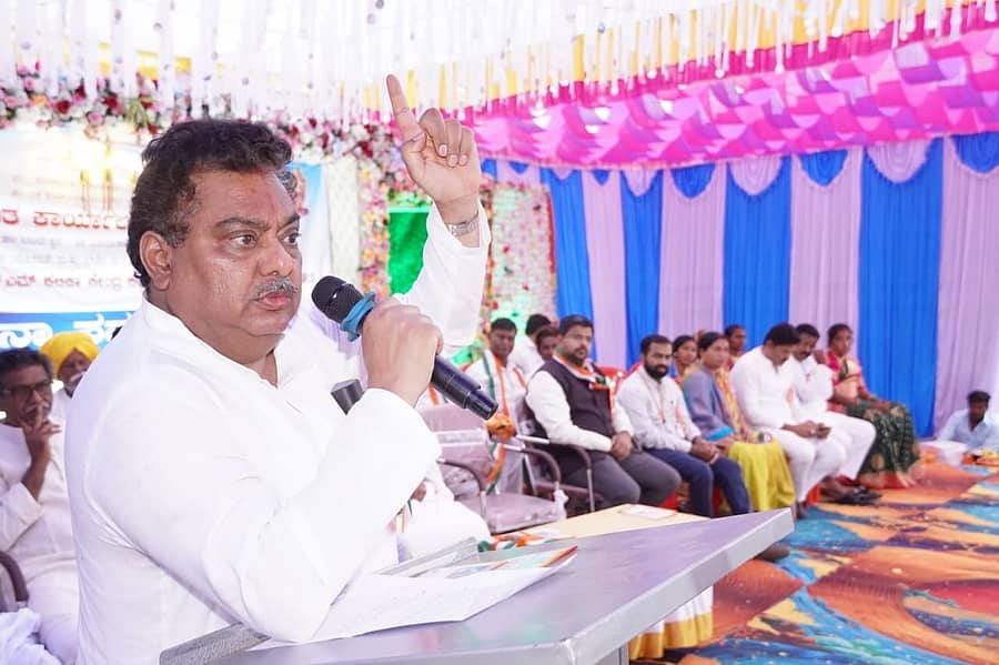 ಬಬಲೇಶ್ವರ ತಾಲ್ಲೂಕಿನ ಕಾರಜೋಳ ಗ್ರಾಮದಲ್ಲಿ ವಿವಿಧ ಅಭಿವೃದ್ಧಿ ಕಾಮಗಾರಿಗಳಿಗೆ ಚಾಲನೆ ನೀಡಿ ಸಚಿವ ಎಂ.ಬಿ. ಪಾಟೀಲ ಮಾತನಾಡಿದರು