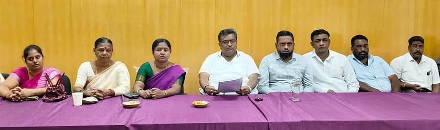 ರಾಮನಗರ ನಗರಸಭೆ ಸಭಾಂಗಣದಲ್ಲಿ ನಡೆದ ಸುದ್ದಿಗೋಷ್ಠಿಯಲ್ಲಿ ಅಧ್ಯಕ್ಷ ಕೆ. ಶೇಷಾದ್ರಿ ಶಶಿ ಮಾತನಾಡಿದರು. ಉಪಾಧ್ಯಕ್ಷೆ ಗಿರಿಜಮ್ಮ, ಸ್ಥಾಯಿ ಸಮಿತಿ ಅಧ್ಯಕ್ಷ ಫೈರೋಜ್ ಪಾಷ ಹಾಗೂ ಸದಸ್ಯರು ಇದ್ದಾರೆ