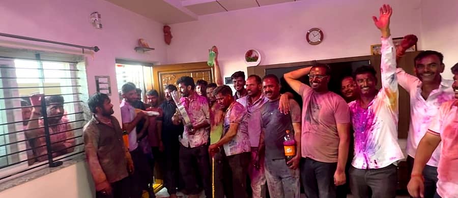 ಕಾರಟಗಿಯಲ್ಲಿ ರಾಜಸ್ಥಾನ, ಗುಜರಾತ್ ಭಾಗದ ವ್ಯಾಪಾರಿಗಳಿಂದ ಓಕಳಿ ನಿಮಿತ್ತ ಮಂಗಳವಾರ ಬಣ್ಣದಾಟ ನಡೆಯಿತು‌