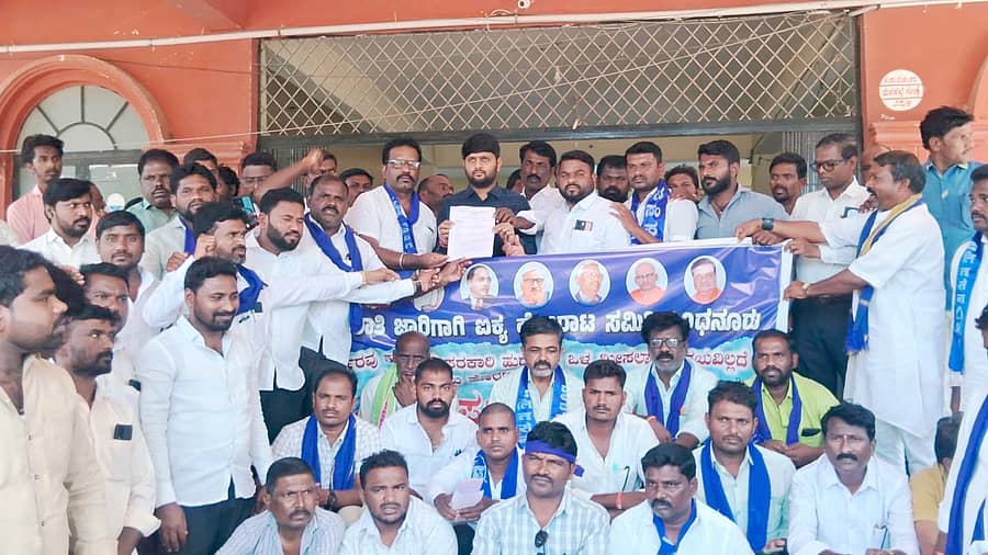 ಸಿಂಧನೂರಿನಲ್ಲಿ ಒಳ ಮೀಸಲಾತಿ ಐಕ್ಯತಾ ಹೋರಾಟ ಸಮಿತಿಯಿಂದ ತಹಶೀಲ್ದಾರ್ ಅರುಣ್ ಎಚ್.ದೇಸಾಯಿ ಅವರಿಗೆ ಮನವಿ ಸಲ್ಲಿಸಿದರು