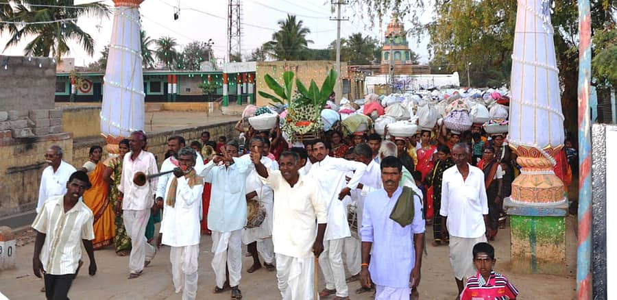 ಕುಷ್ಟಗಿ ತಾಲ್ಲೂಕು ತಳುವಗೇರಾದಲ್ಲಿ 'ಬೆಳದಿಂಗಳ ಬುತ್ತಿಜಾತ್ರೆ'ಗೆ ಜನರು ಬುತ್ತಿ ಬುಟ್ಟಿಗಳೊಂದಿಗೆ ಮೆರವಣಿಗೆಯಲ್ಲಿ ತೆರಳುತ್ತಿರುವುದು (ಸಂಗ್ರಹ ಚಿತ್ರ)