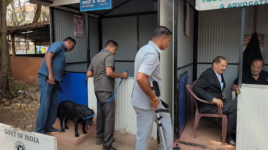 ಬೆಳಗಾವಿ ಜಿಲ್ಲಾ ಪ್ರಧಾನ ಮತ್ತು ಸೆಷನ್ಸ್ ನ್ಯಾಯಾಲಯಕ್ಕೆ ಮಂಗಳವಾರ ಬಾಂಬ್ ಇಡಲಾಗಿದೆ ಎಂಬ ಹಿಸಿ ಬೆದರಿಕೆ ಹಿನ್ನೆಲೆಯಲ್ಲಿ, ಶ್ವಾನದಳ ಹಾಗೂ ಬಾಂಬ್ ನಿಷ್ಕ್ರಿಯ ದಳದ ಸಿಬ್ಬಂದಿ ಪರಿಶೀಲನೆ ನಡೆಸಿದರು