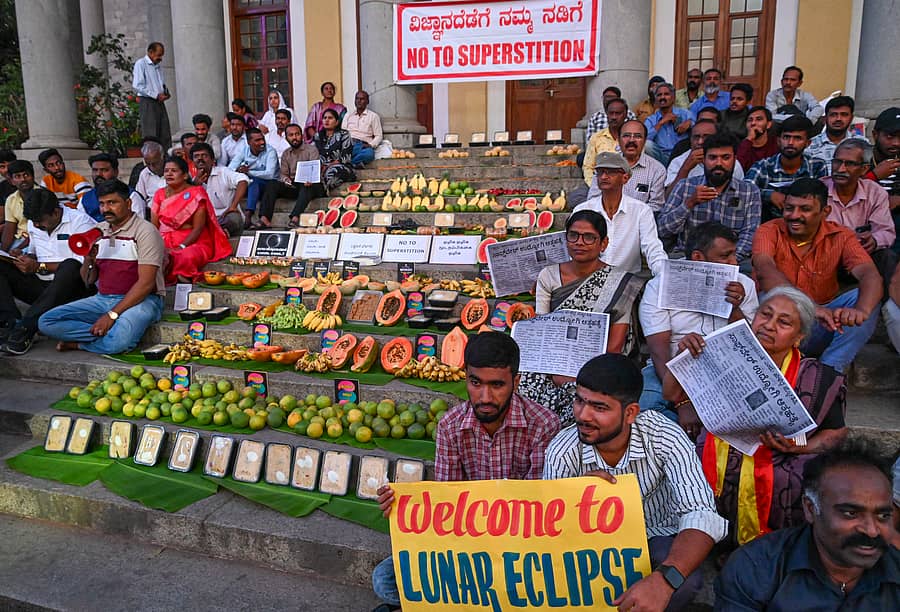 ಟೌನ್ಹಾಲ್ ಬಳಿ ಆಹಾರ ಸೇವಿಸುವ ಮೂಲಕ ಚಂದ್ರಗ್ರಹಣದ ಬಗ್ಗೆ ಜನರಲ್ಲಿ ವೈಜ್ಞಾನಿಕ ಅರಿವು ಮೂಡಿಸಲಾಯಿತು ಪ್ರಜಾವಾಣಿ ಚಿತ್ರ