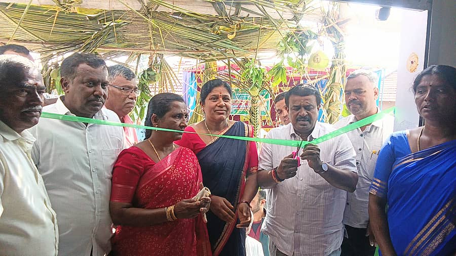 ನುಗ್ಗೇಹಳ್ಳಿ ಹೋಬಳಿಯ ಕಲ್ಕೆರೆ ಹಾಲು ಉತ್ಪಾದಕರ ಮಹಿಳಾ ಸಹಕಾರ ಸಂಘ ನಿರ್ಮಿಸಿರುವ ನೂತನ ಡೇರಿಯ ಕಟ್ಟಡವನ್ನು ಶಾಸಕ ಸಿ.ಎನ್. ಬಾಲಕೃಷ್ಣ ಉದ್ಘಾಟಿಸಿದರು 