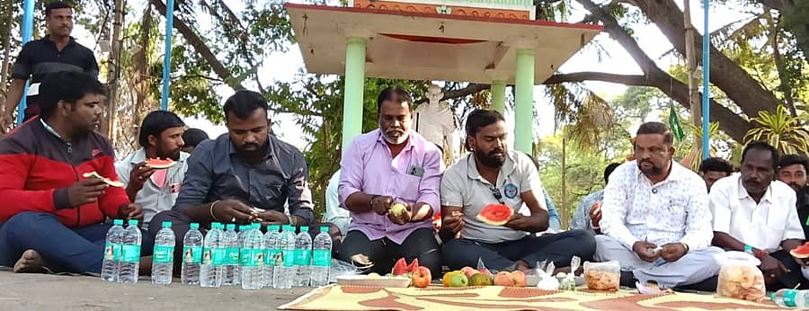 <div class="paragraphs"><p>ಕೋಲಾರದ ಗಾಂಧಿನಗರದಲ್ಲಿ ಮಂಗಳವಾರ ಚಂದ್ರ ಗ್ರಹಣ ವೇಳೆ ಬಹುಜನ ವಿಚಾರ ವೇದಿಕೆಯಿಂದ ಹಮ್ಮಿಕೊಂಡಿದ್ದ ಕಾರ್ಯಕ್ರಮದಲ್ಲಿ ವೇದಿಕೆ ಪದಾಧಿಕಾರಿಗಳು ಆಹಾರ ಸೇವಿಸಿದರು </p></div>