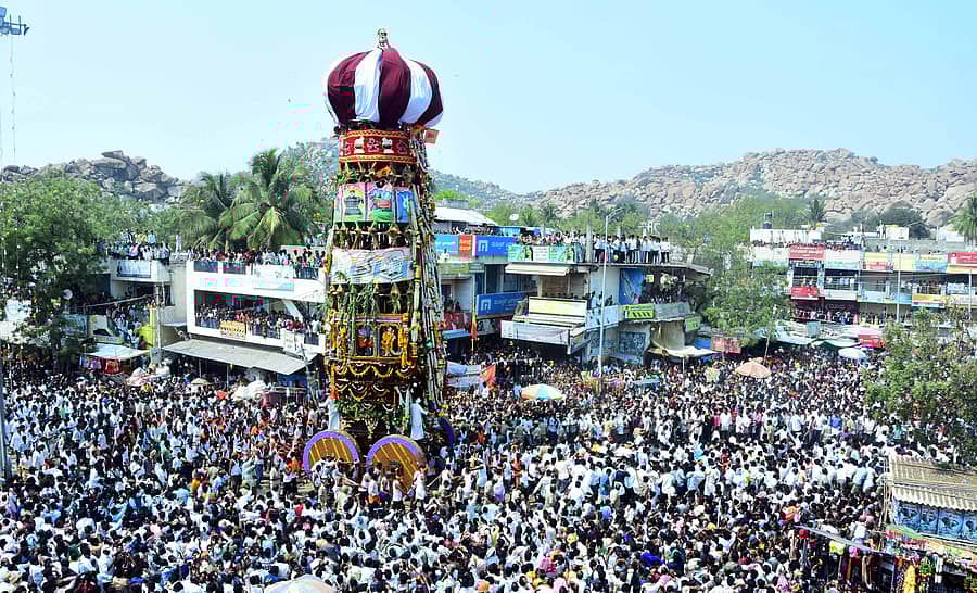 ಕುರುಗೋಡಿನಲ್ಲಿ ಮಂಗಳವಾರ ಜರುಗಿದ ದೊಡ್ಡ ಬಸವೇಶ್ವರ ಸ್ವಾಮಿ ಮಹಾ ರಥೋತ್ಸವದಲ್ಲಿ ಭಾಗವಹಿಸಿದ್ದ ಅಗಣಿತ ಭಕ್ತರು