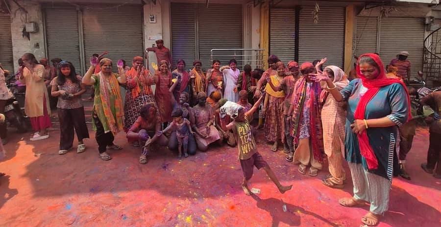ಮಹಾಲಿಂಗಪುರದಲ್ಲಿ ಮಂಗಳವಾರ ನಡೆದ ಹೋಳಿ ಹಬ್ಬದ ಬಣ್ಣದಾಟದಲ್ಲಿ ಮಿಂದೆದ್ದ ಮಹಿಳೆಯರು