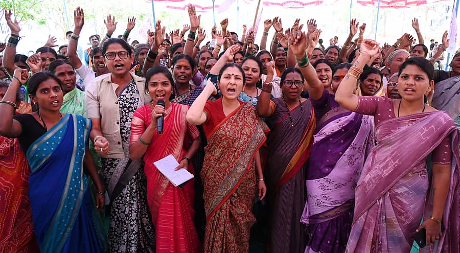 ಬೆಂಗಳೂರಿನ ಸ್ವಾತಂತ್ರ್ಯ ಉದ್ಯಾನದಲ್ಲಿ ಮಂಗಳವಾರ ನ್ಯಾಷನಲ್ ಫೆಡರೇಷನ್ ಆಫ್ ಇಂಡಿಯನ್ ವುಮೆನ್ ರಾಜ್ಯ ಸಮಿತಿ ವತಿಯಿಂದ ಪ್ರತಿಭಟನೆ ನಡೆಸಲಾಯಿತು. – ಪ್ರಜಾವಾಣಿ ಚಿತ್ರ