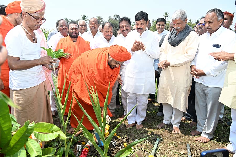 ಹಾವೇರಿ ಹುಕ್ಕೇರಿಮಠದ ಶಿವಬಸವೇಶ್ವರ ಕಲ್ಯಾಣ ಮಂಟಪದ ಹಿಂಭಾಗದಲ್ಲಿರುವ ಜಾಗದಲ್ಲಿ ವಿದ್ಯಾರ್ಥಿ ವಸತಿ ನಿಲಯ ನಿರ್ಮಾಣಕ್ಕೆ ಮಂಗಳವಾರ ಗುದ್ದಲಿ ಪೂಜೆ ನಡೆಯಿತು