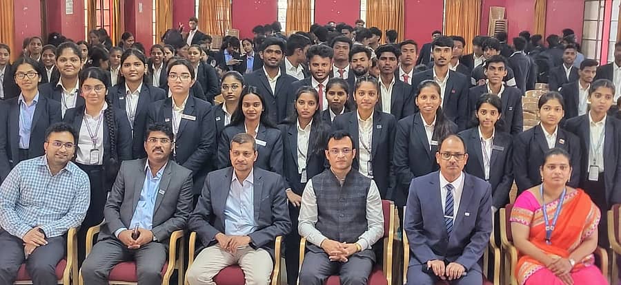 ಬೆಳಗಾವಿಯ ರಾಣಿ ಪಾರ್ವತಿ ದೇವಿ ಕಾಲೇಜಿನಲ್ಲಿ ಈಚೆಗೆ ಬೆಂಗಳೂರಿನ ಮಣಿಪಾಲ್ ಆಸ್ಪತ್ರೆ, ರೋಟರಿ ಕ್ಲಬ್ ಆಫ್ ಬೆಳಗಾವಿ ಸೌತ್ ವತಿಯಿಂದ ಆಯೋಜಿಸಿದ್ದ ‘ಮಣಿಪಾಲ್ ಕಮ್ಯುನಿಟಿ ಕೇರ್’ ಕಾರ್ಯಕ್ರಮದಲ್ಲಿ ಡಾ.ವಿಶ್ವನಾಥ್ ಎಸ್., ಡಾ.ಆನಂದ ಪಾಟೀಲ, ಡಾ.ಗೋವಿಂದ ಮಿಸಾಳೆ, ಪ್ರಣವ ಕೃಷ್ಣ ಪಿತ್ರೆ ಹಲವರು ಪಾಲ್ಗೊಂಡರು