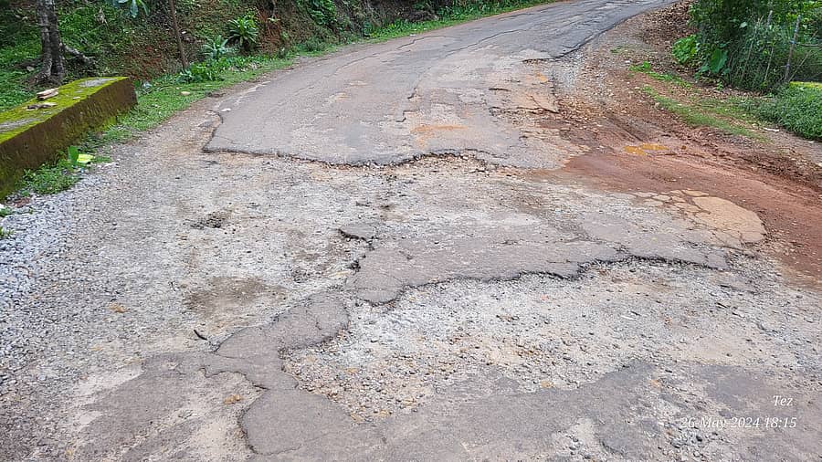 ಕಳಸ ತಾಲ್ಲೂಕಿನ ಕುದುರೆಮುಖದಿಂದ ಎಸ್.ಕೆ.ಬಾರ್ಡರ್‌ಗೆ ತೆರಳುವ ರಸ್ತೆಯ ದುಸ್ಥಿತಿ