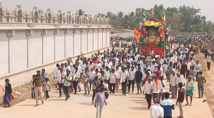 <div class="paragraphs"><p>ಕಿಕ್ಕೇರಿ ಸಮೀಪದ ನಗರೂರು ಮಾರ್ಗೋನಹಳ್ಳಿ ಗ್ರಾಮದಲ್ಲಿ ಮಂಗಳವಾರ ಮರಡಿಲಿಂಗೇಶ್ವರ ದೇವಾಲಯದಲ್ಲಿ ದೊಡ್ಡಯ್ಯ, ಚಿಕ್ಕಯ್ಯ ದೇವರ ರಥೋತ್ಸವ ವಿಜೃಂಭಣೆಯಿಂದ ನೆರವೇರಿತು.</p></div>