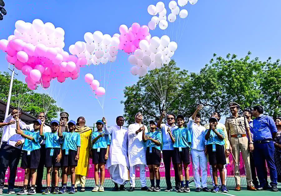 ಕಲಬುರಗಿಯ ಚಂದ್ರಶೇಖರ ಪಾಟೀಲ ಜಿಲ್ಲಾ ಕ್ರೀಡಾಂಗಣದಲ್ಲಿ ನಡೆಯುತ್ತಿರುವ ಮಹಿಳೆಯರ ಐಟಿಎಫ್ ಟೆನಿಸ್ ಟೂರ್ನಿಯ ಮುಖ್ಯ ಸುತ್ತಿನ ಪಂದ್ಯಗಳಿಗೆ ಸಚಿವರಾದ ಪ್ರಿಯಾಂಕ್ ಖರ್ಗೆ, ಡಾ.ಶರಣಪ್ರಕಾಶ ಪಾಟೀಲ ಸೇರಿದಂತೆ ಗಣ್ಯರು ಚಾಲನೆ ನೀಡಿದರು