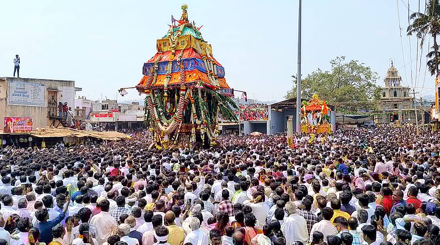 ಹೊಳಲ್ಕೆರೆ ತಾಲ್ಲೂಕಿನ ಹೊರಕೆರೆ ದೇವರಪುರದಲ್ಲಿ ಮಂಗಳವಾರ ಸಾವಿರಾರು ಭಕ್ತರ ಸಮ್ಮುಖದಲ್ಲಿ ಲಕ್ಷ್ಮೀ ನರಸಿಂಹಸ್ವಾಮಿಯ ಬ್ರಹ್ಮ ರಥೋತ್ಸವ ನಡೆಯಿತು