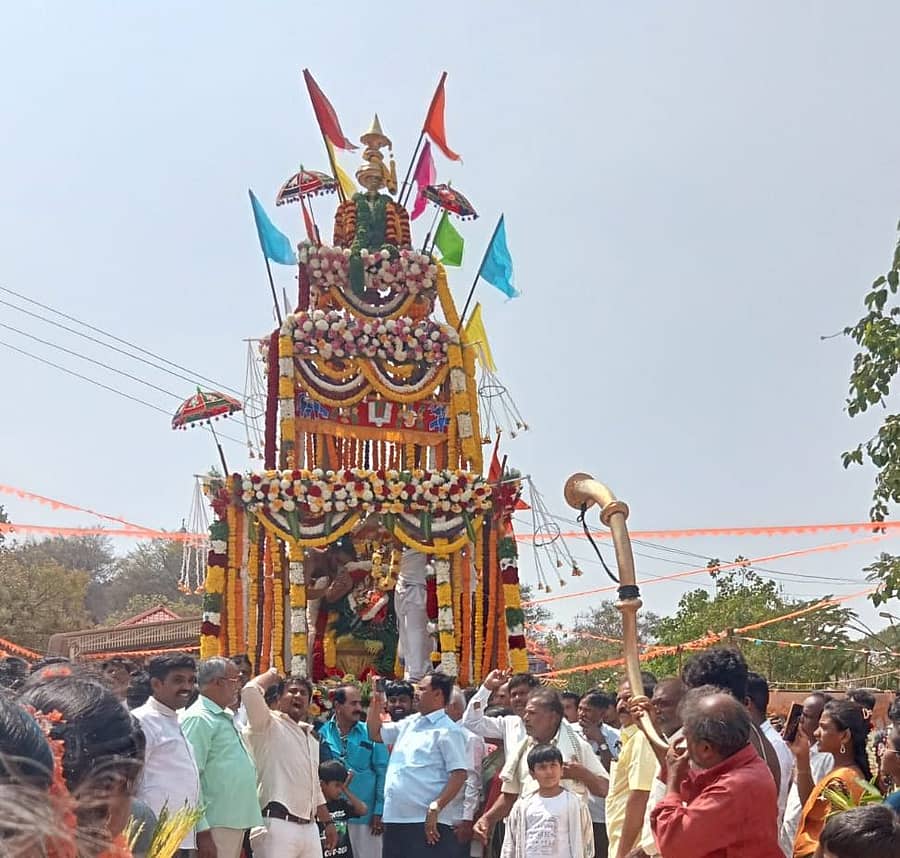 ದೊಡ್ಡಬಳ್ಳಾಪುರ ತಾಲ್ಲೂಕಿನ ಸಾಸಲು ಹೋಬಳಿಯಲ್ಲಿ ಮಂಗಳವಾರ ಗುಟ್ಟೆ ಲಕ್ಷ್ಮಿನರಸಿಂಹ ರಥೋತ್ಸವ ವಿಜೃಂಭಣೆಯಿಂದ ನಡೆಯಿತು