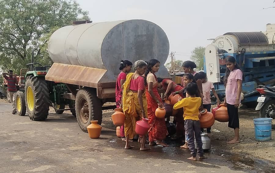 ಔರಾದ್ ತಾಲ್ಲೂಕಿನ ಸಾವರಗಾಂವ್ ಗ್ರಾಮಕ್ಕೆ ಟ್ಯಾಂಕರ್ ನೀರು ಪೂರೈಕೆ ಮಾಡಲಾಗುತ್ತಿದೆ