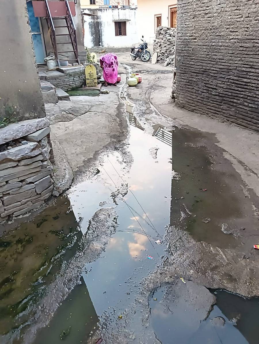 ತಾಳಿಕೋಟೆ ತಾಲ್ಲೂಕಿನ ಚಬನೂರ ಗ್ರಾಮದಲ್ಲಿ ಚರಂಡಿ ವ್ಯವಸ್ಥೆ ಸಮರ್ಪಕವಾಗಿಲ್ಲದ್ದರಿಂದ ಬಳಕೆ ನೀರು ರಸ್ತೆಯಲ್ಲಿ ನಿಂತು ಸಂಚಾರಕ್ಕೆ ಅಡ್ಡಿಯಾಗಿದೆ