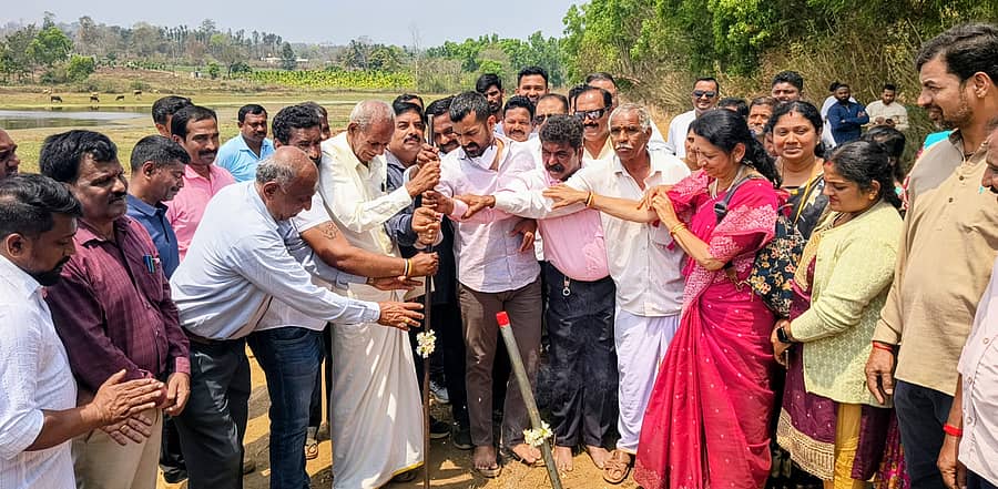 ಕುಶಾಲನಗರ ಸಮೀಪದ ಗೊಂದಿಬಸವನಹಳ್ಳಿಯ ರೊಂಡೆಕೆರೆಯನ್ನು ₹1.60 ಕೋಟಿ ಅನುದಾನದಲ್ಲಿ ಕೈಗೊಂಡಿರುವ ಅಭಿವೃದ್ಧಿ ಕಾಮಗಾರಿಗೆ ಶಾಸಕ ಡಾ.ಮಂತರ್ ಗೌಡ ಭೂಮಿಪೂಜೆ ನೆರವೇರಿಸಿದರು