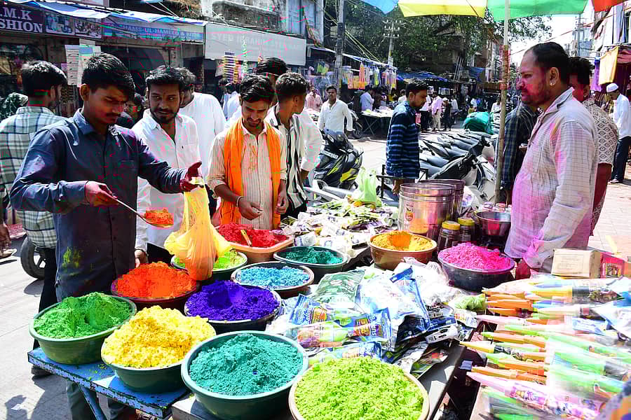 ಕಲಬುರಗಿಯ ಸೂಪರ್‌ ಮಾರ್ಕೆಟ್‌ನಲ್ಲಿ ಹೋಳಿ ಹಬ್ಬದ ಅಂಗವಾಗಿ ಮಂಗಳವಾರ ಬಣ್ಣದ ಖರೀದಿ ಜೋರಾಗಿತ್ತು 
