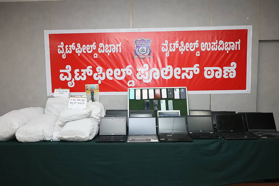 ವೈಟ್ಫೀಲ್ಡ್ ಠಾಣೆಯ ಪೊಲೀಸರು ಆರೋಪಿಗಳಿಂದ ವಶಕ್ಕೆ ಪಡೆದ ಲ್ಯಾಪ್ಟಾಪ್ ಹಾಗೂ ಮೊಬೈಲ್ಗಳು