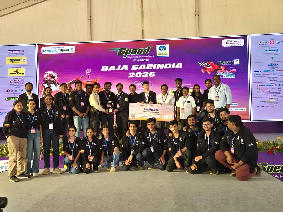 ಹೈದರಾಬಾದ್‌ನ ನರಸಾಪುರದ ಬಿವಿಆರ್‌ಐಟಿ ಅಲ್ಲಿ ಈಚೆಗೆ ನಡೆದ ಎಂ–ಬಿಎಜೆಎ ಎಸ್ಎಇ ಇಂಡಿಯಾ ಸ್ಪರ್ಧೆಯಲ್ಲಿ ಪ್ರಶಸ್ತಿ ಗೆದ್ದುಕೊಂಡ ಹುಬ್ಬಳ್ಳಿಯ ಕೆಎಲ್‌ಇ ತಾಂತ್ರಿಕ ವಿಶ್ವವಿದ್ಯಾಲಯದ ವಿದ್ಯಾರ್ಥಿಗಳನ್ನೊಳ ‘ಯೂರೊ ರೇಸಿಂಗ್’ ತಂಡ
